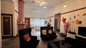 30 inci televisyen skrin rata dengan kabel