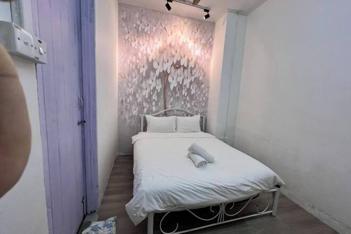 Iron/ironing board, bed sheets