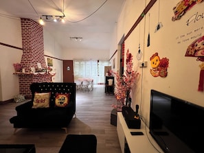 Télévision à écran plat de 30 pouces avec chaînes par câble