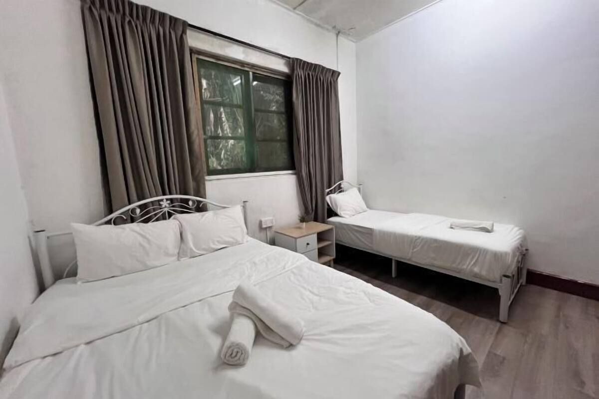 Iron/ironing board, bed sheets