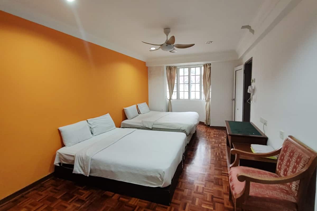 Signature Apartment | 3 bedrooms, desk