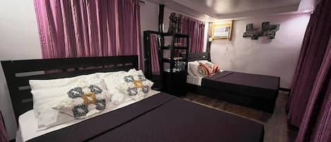 Un dormitorio con cama, escritorio y armario.