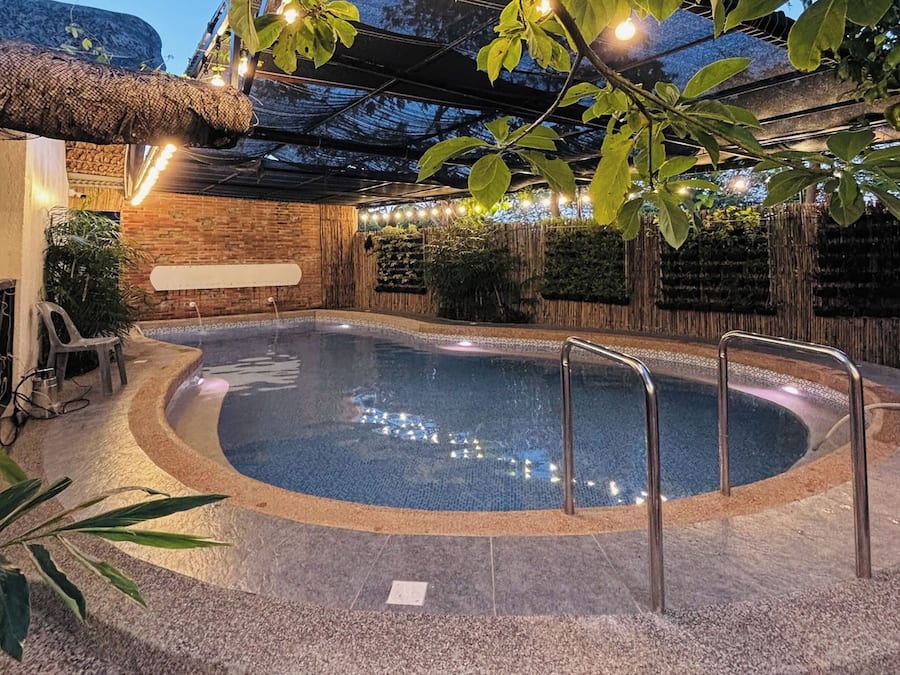 Una piscina al aire libre