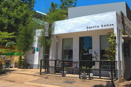 Área de estar no saguão. Hometel Barrio House Mactan