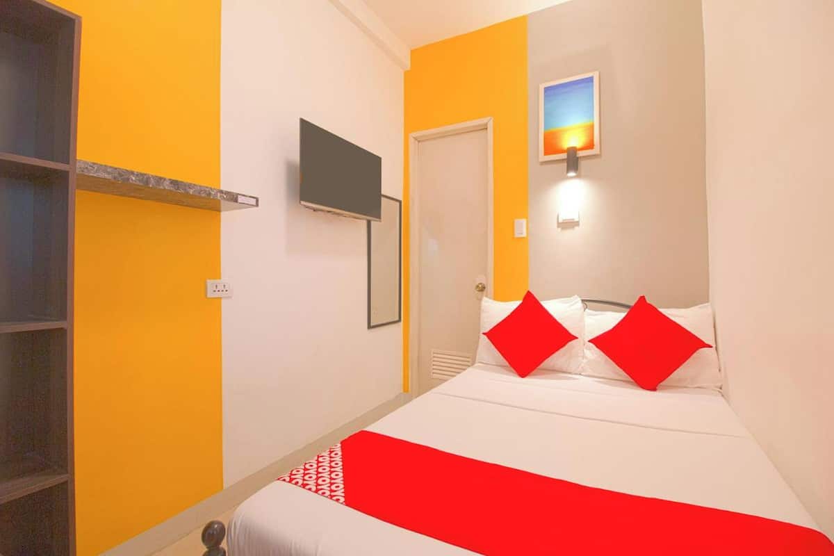 Habitación doble estándar | Escritorio, tabla de planchar con plancha, wifi gratis y ropa de cama