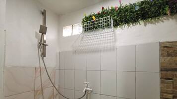Gemeinsamer Standard-Schlafsaal, Nur Frauen | Badezimmer | Dusche, kostenlose Toilettenartikel, Haartrockner, Handtücher