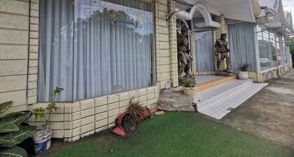 Resort’s Side Hostel near Shangrila
