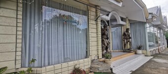 Resort’s Side Hostel near Shangrila