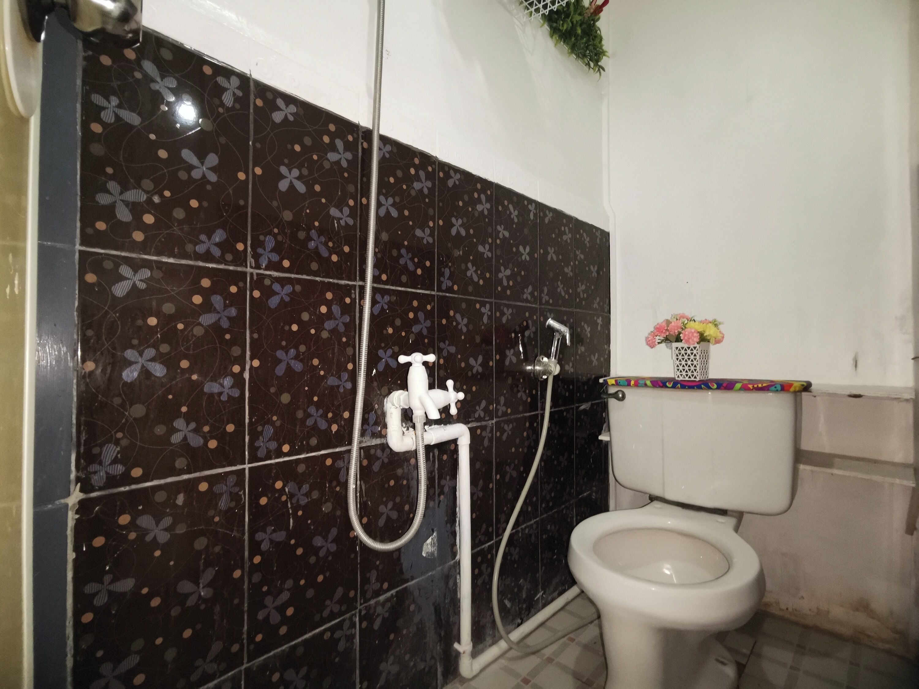 Un baño con inodoro, ducha y lavabo.