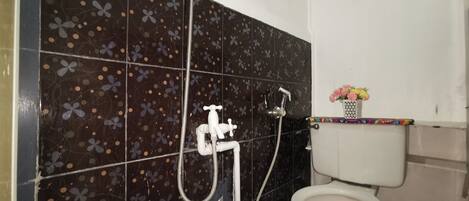 Un baño con inodoro, ducha y lavabo.