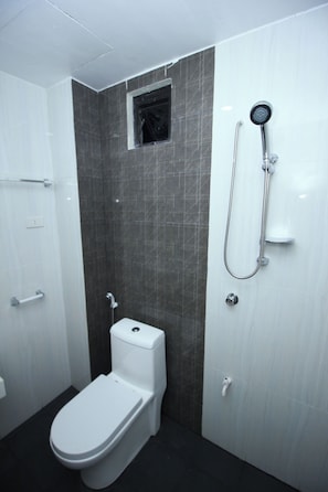 Dusche, kostenlose Toilettenartikel, Hausschuhe, Handtücher