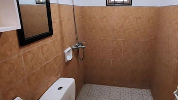 Deluxe Room | Bathroom | Shower, free toiletries, towels