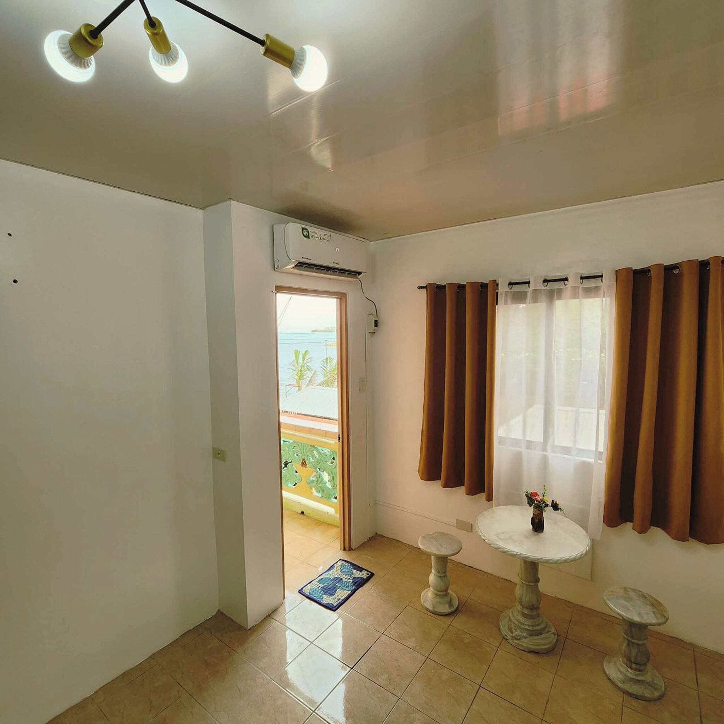 مكتب وواي فاي مجانًا وملاءات أسرّة