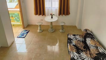Deluxe Room | Private kitchen | Microwave