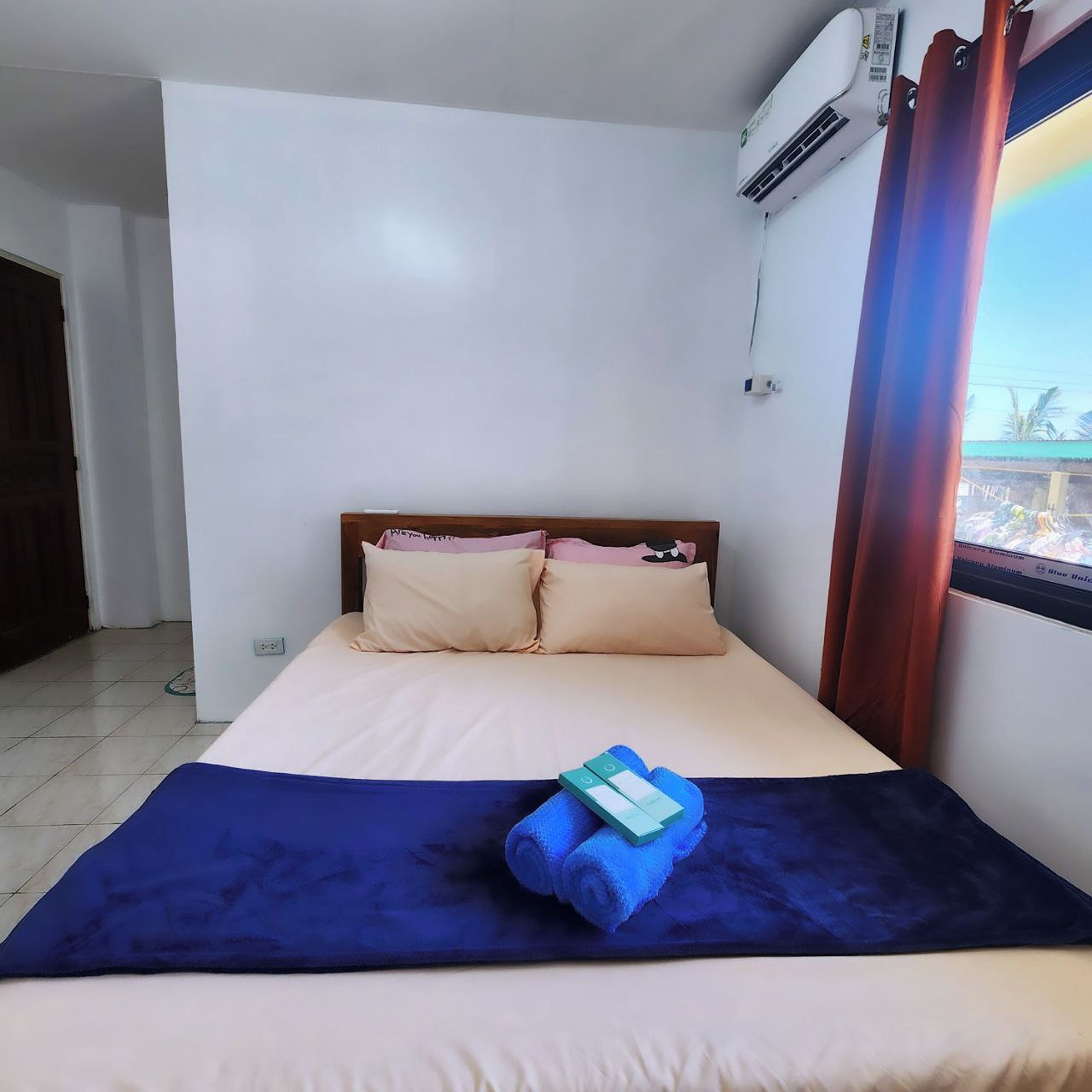 标准房 | 办公桌、免费 WiFi、床单