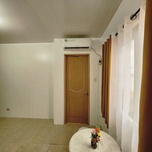 Desk, free WiFi, bed sheets - Pertible Beach Resort By Zuzu (Anda)