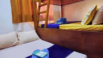 Family Room | Desk, free WiFi, bed sheets