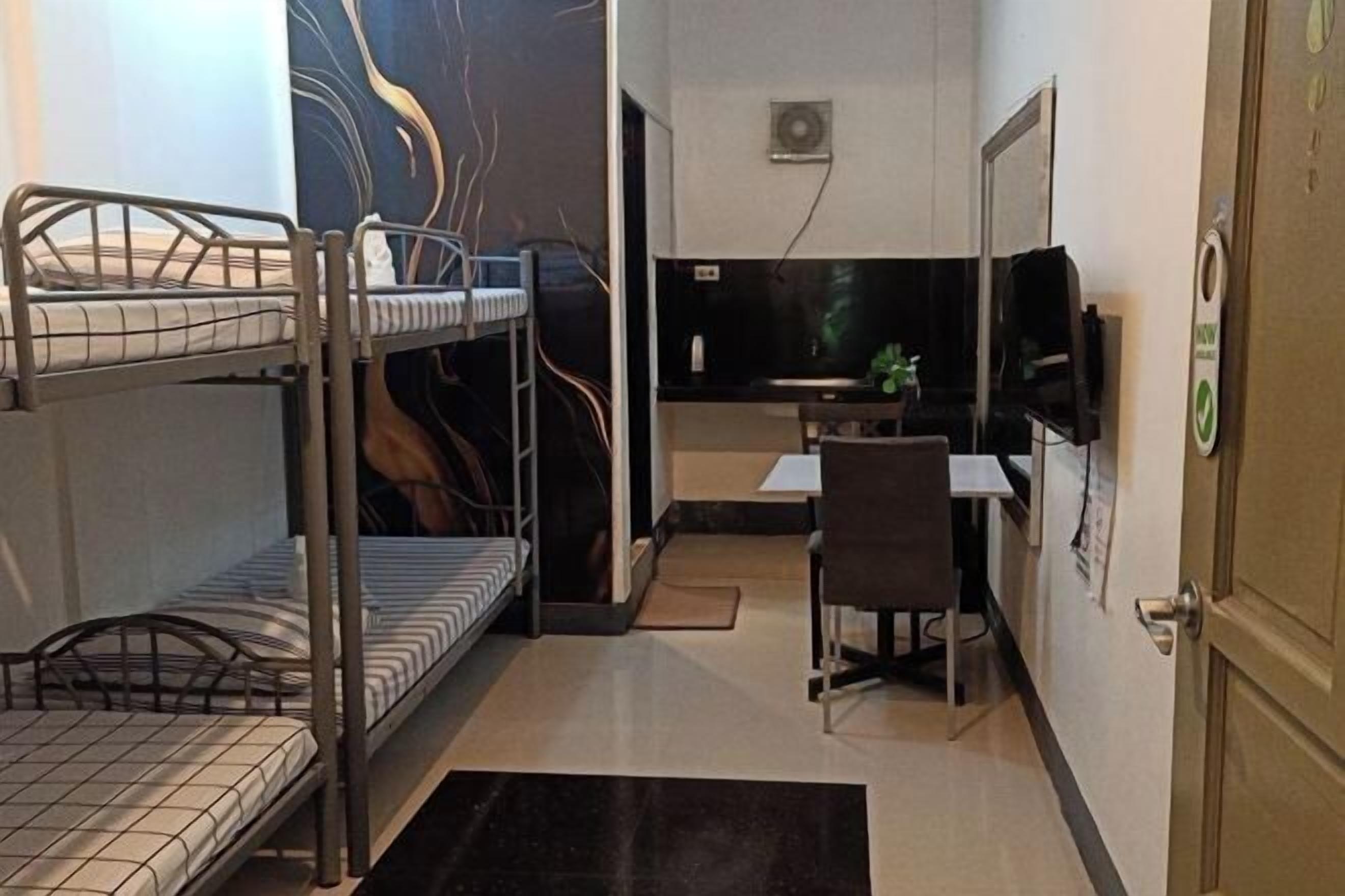 Een minibar, een bureau, gratis wifi, beddengoed