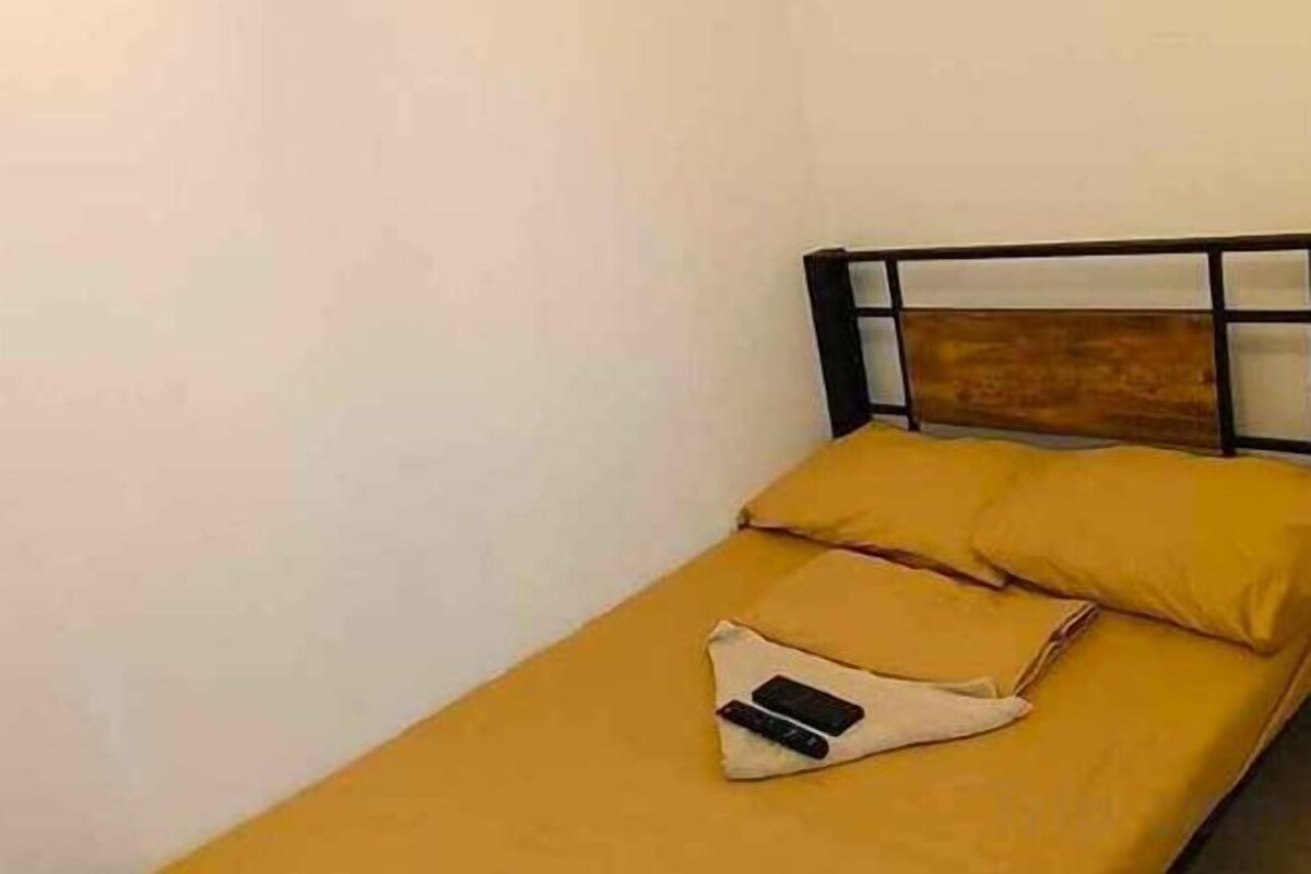 Minibar, desk, WiFi (free), bed sheets