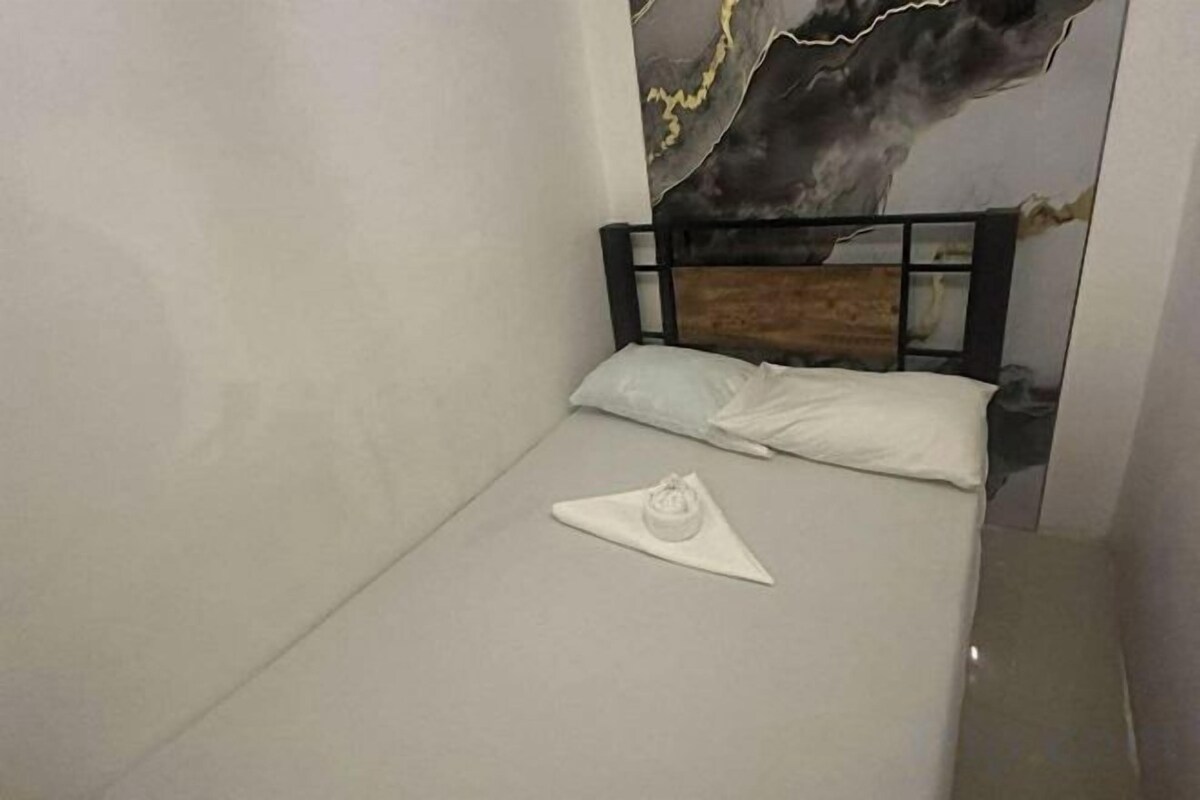 Minibar, desk, WiFi (free), bed sheets