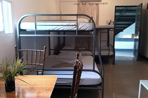 Family Room | 1 bedroom, minibar, desk, free WiFi