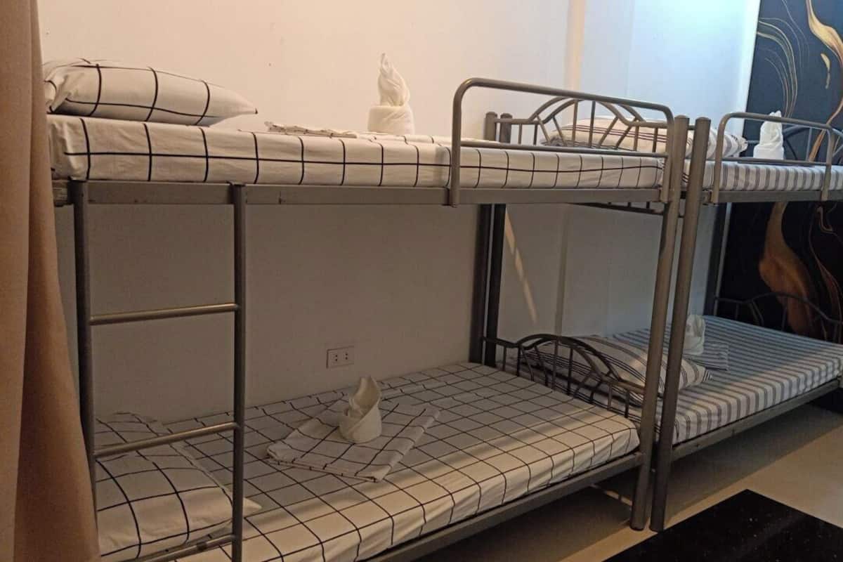 Værelse til 4 personer | Minibar, skrivebord, gratis Wi-Fi, sengetøj