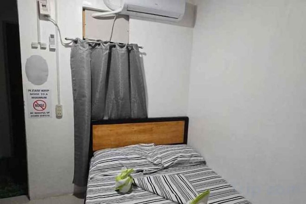 Minibar, desk, WiFi (free), bed sheets