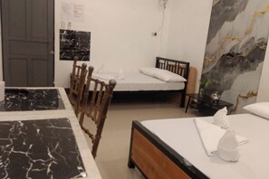 Minibar, desk, free WiFi, bed sheets - Hotel Villarte Fort Pampanga (San Fernando)