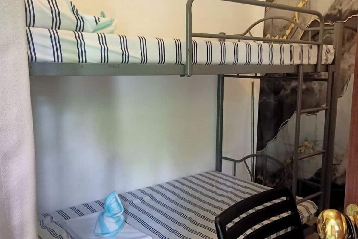 Minibar, escritorio, wifi gratis y ropa de cama