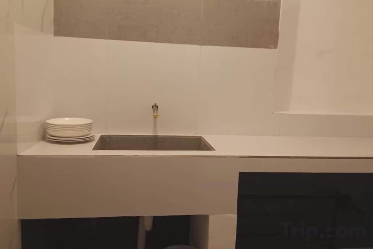 Bathroom | Shower, rainfall showerhead, free toiletries, towels