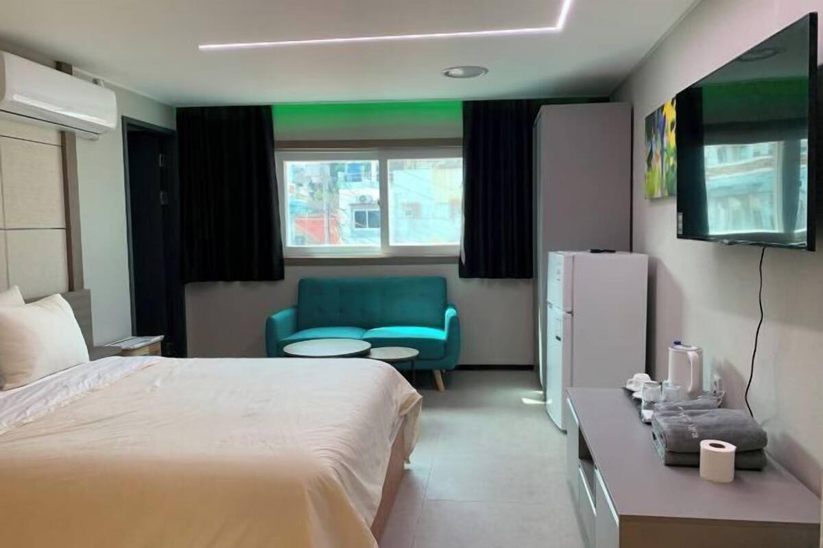 Caja de seguridad en la habitación y escritorio