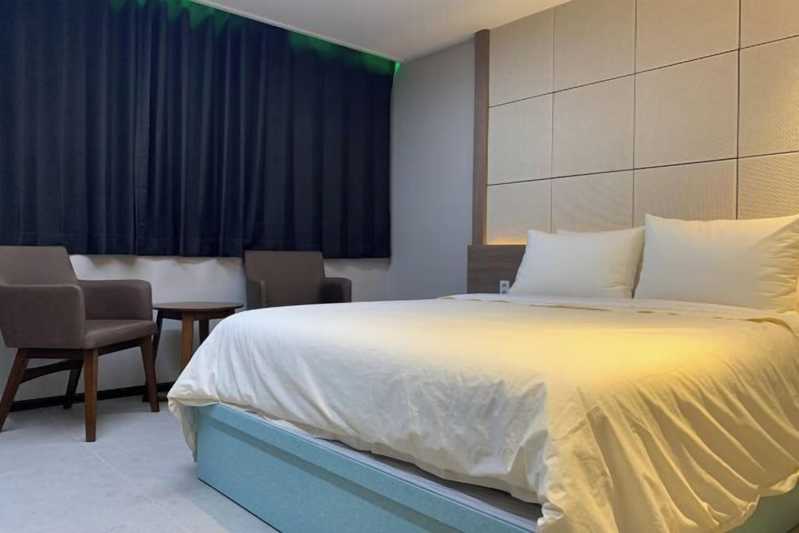 Caja de seguridad en la habitación y escritorio 