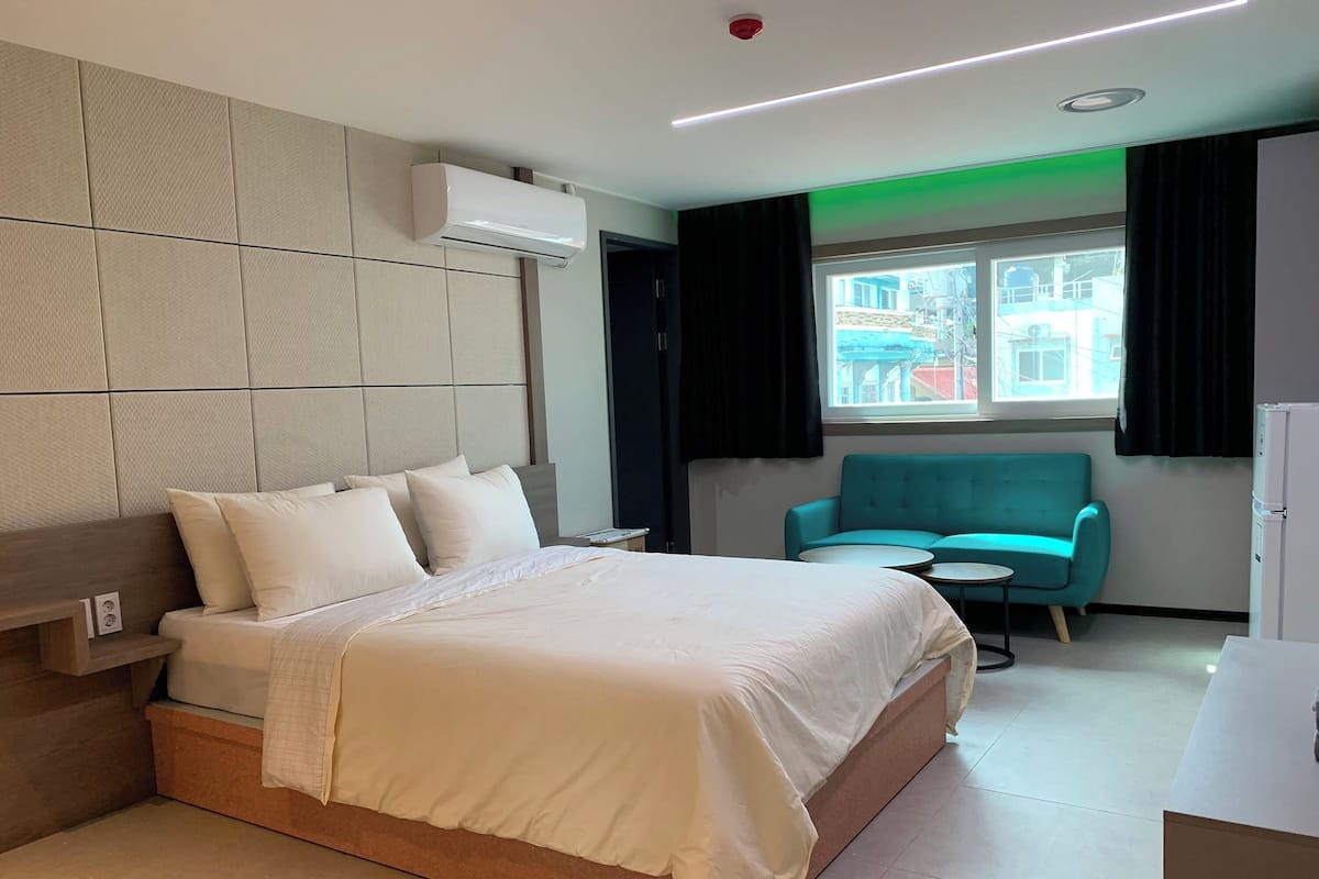 Superior kamer | Een kluis op de kamer, een bureau, een strijkplank/strijkijzer