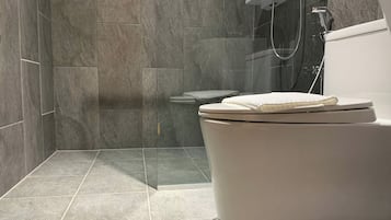 Premium-Zimmer | Badezimmer | Dusche, Regendusche, kostenlose Toilettenartikel, Hausschuhe