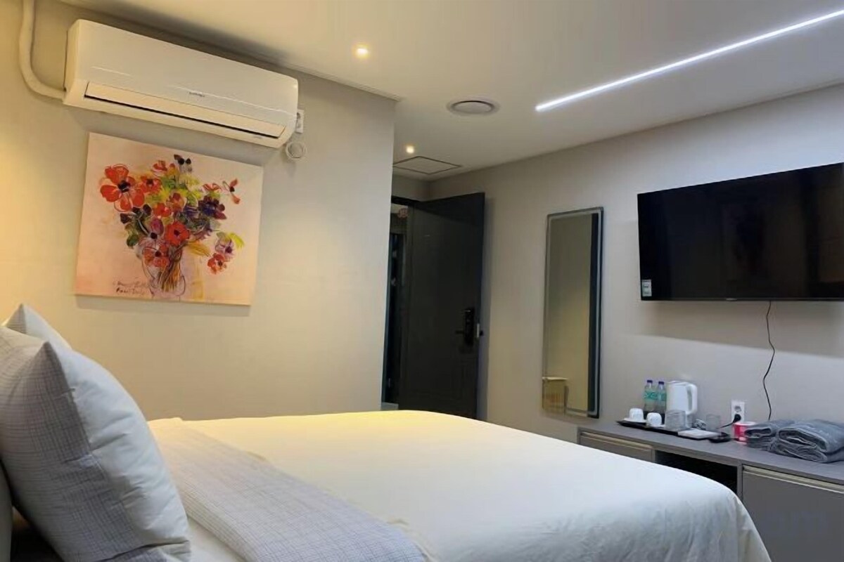 In-room safe, desk, iron/ironing board (on request), free WiFi
