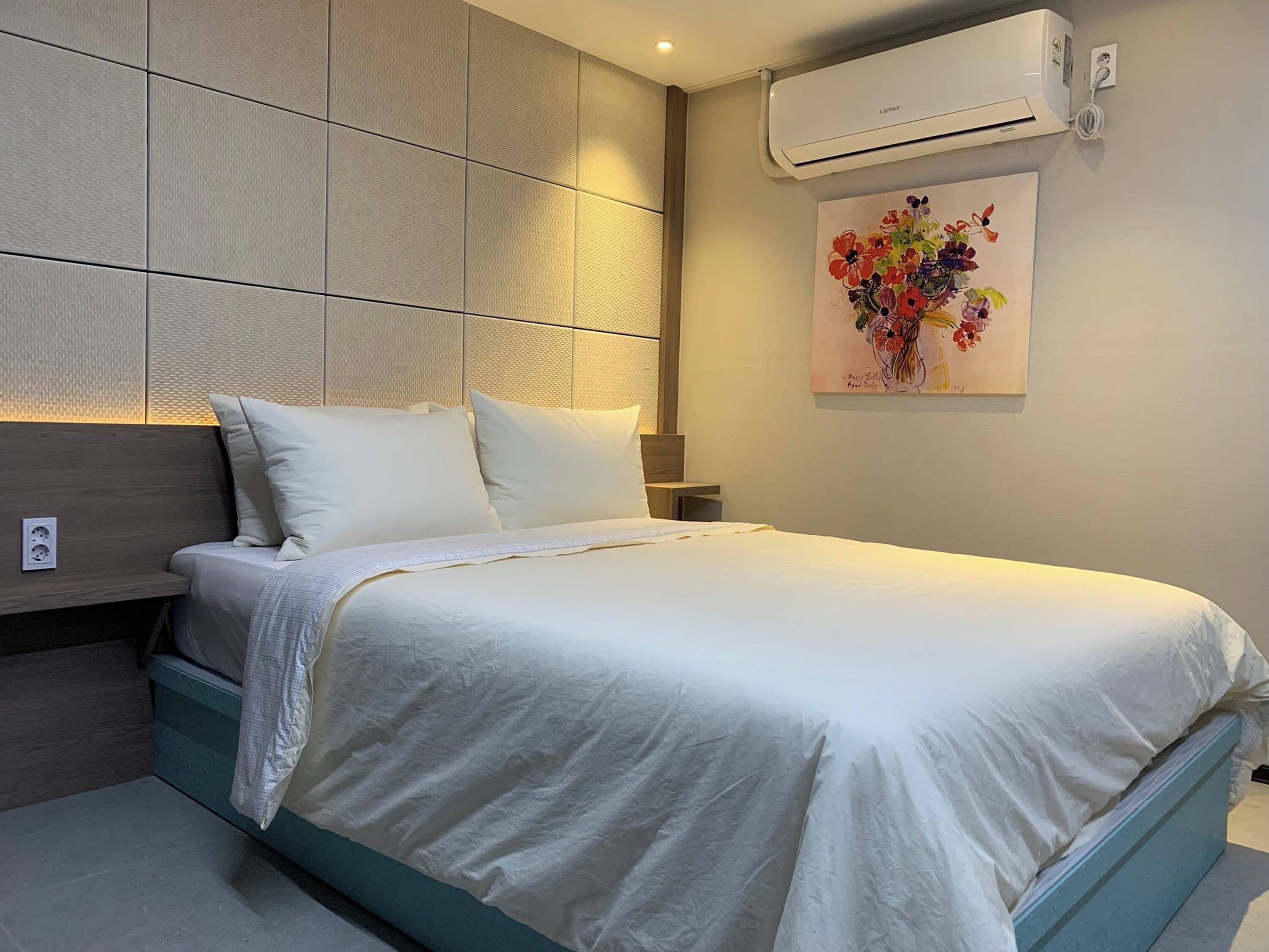 Premium kamer | Een kluis op de kamer, een bureau, een strijkplank/strijkijzer