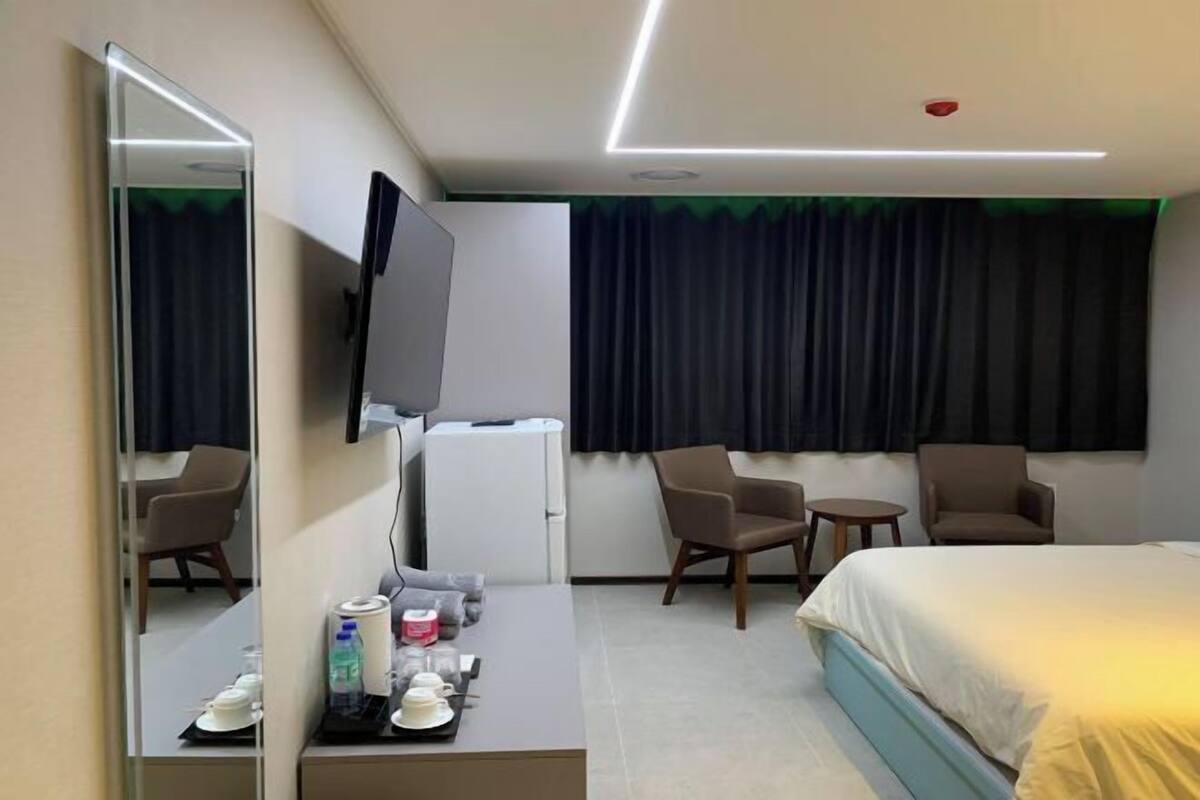 In-room safe, desk, iron/ironing board, free WiFi