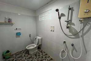 Kahden hengen standard-huone | Kylpyhuone | Suihku, sadesuihkupää, ilmaiset hygieniatuotteet, pyyhkeet