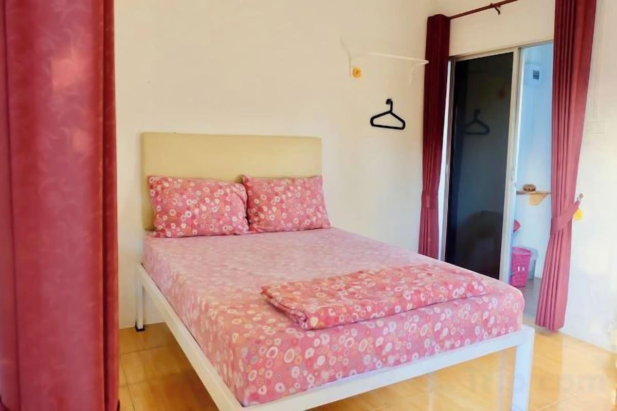 Escritorio, wifi gratis, ropa de cama