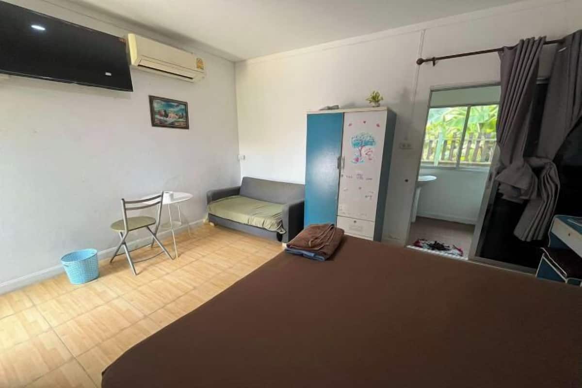 1 bedroom, desk, free WiFi, bed sheets
