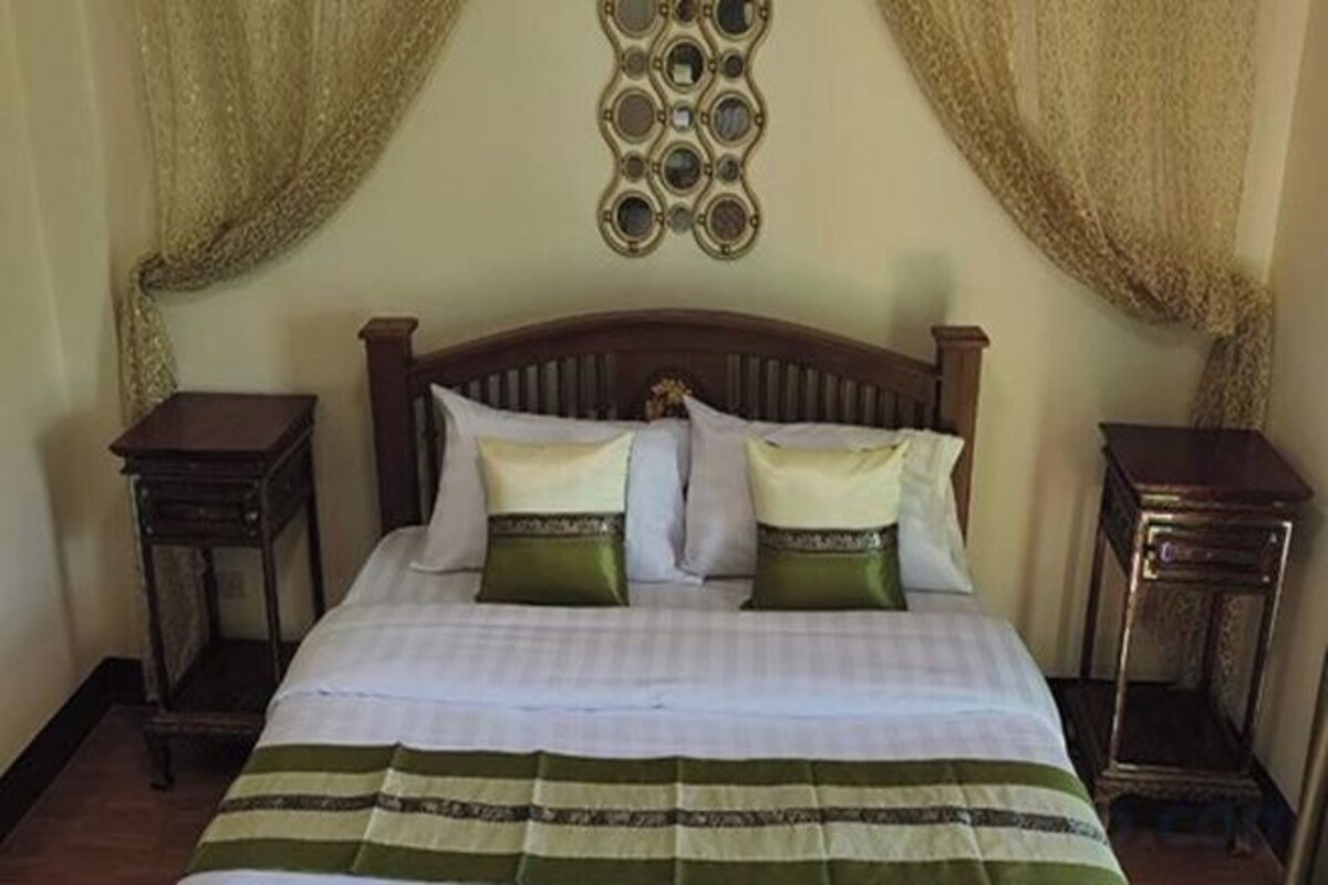 Desk, WiFi (free), bed sheets