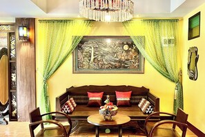 Lobby sitting area - Lm Hostel (Chiang Mai)