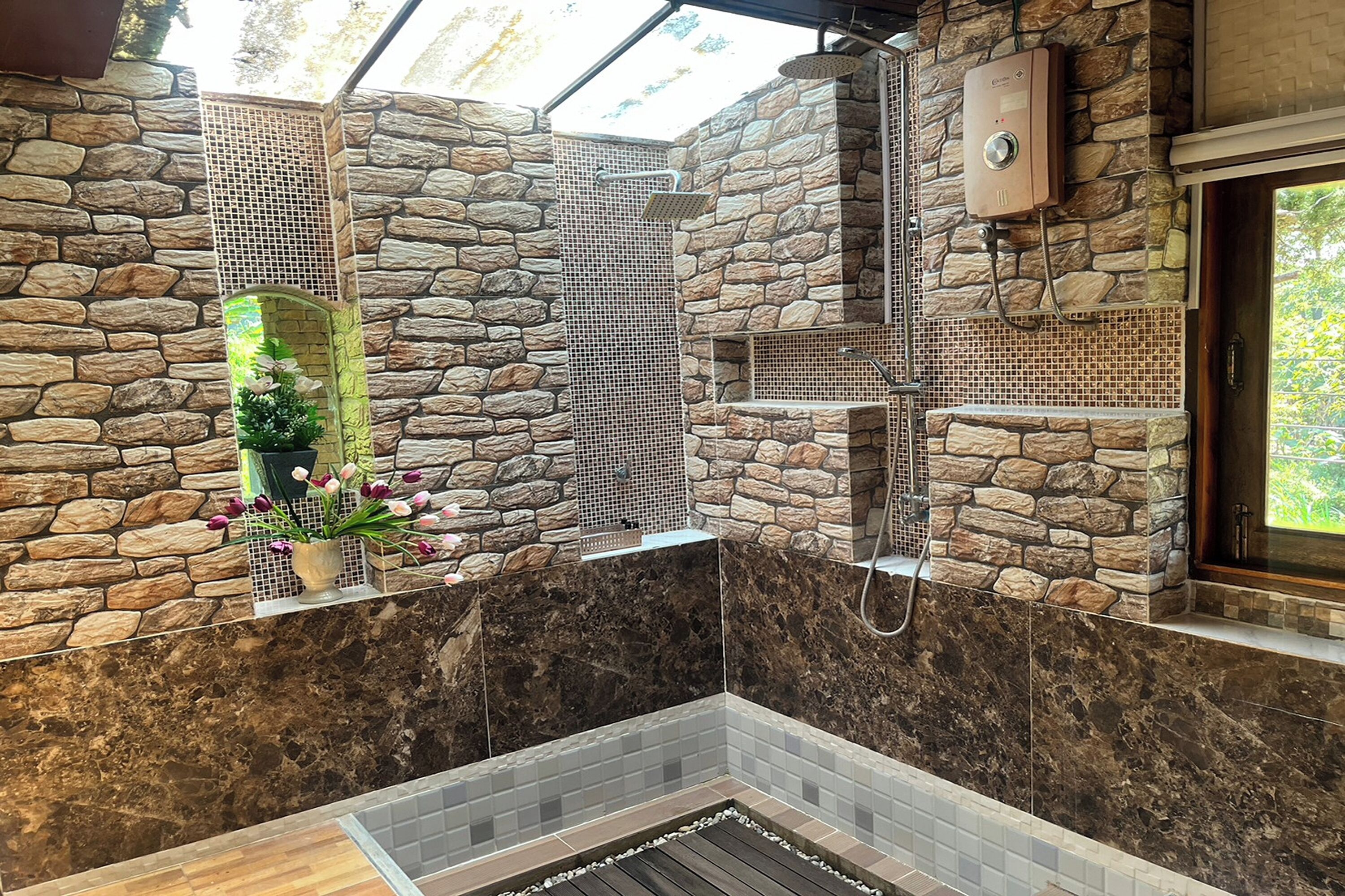 Superior Double Room | Bathroom | Free toiletries, hair dryer, towels