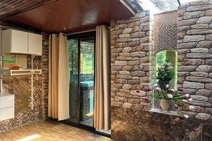 Artículos de tocador gratuitos, secador de pelo, toallas