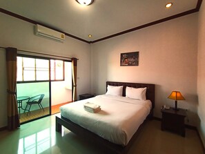 Escriptori, wifi gratuïta i roba de llit 