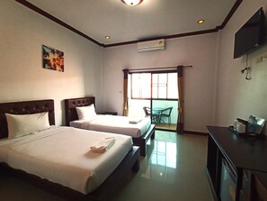 Escriptori, wifi gratuïta i roba de llit 