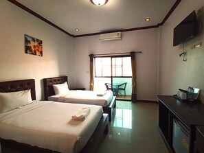 Desk, free WiFi, bed sheets - Be One Boutique Resort By Zuzu (Chiang Rai)