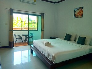 Desk, free WiFi, bed sheets - Be One Boutique Resort By Zuzu (Chiang Rai)