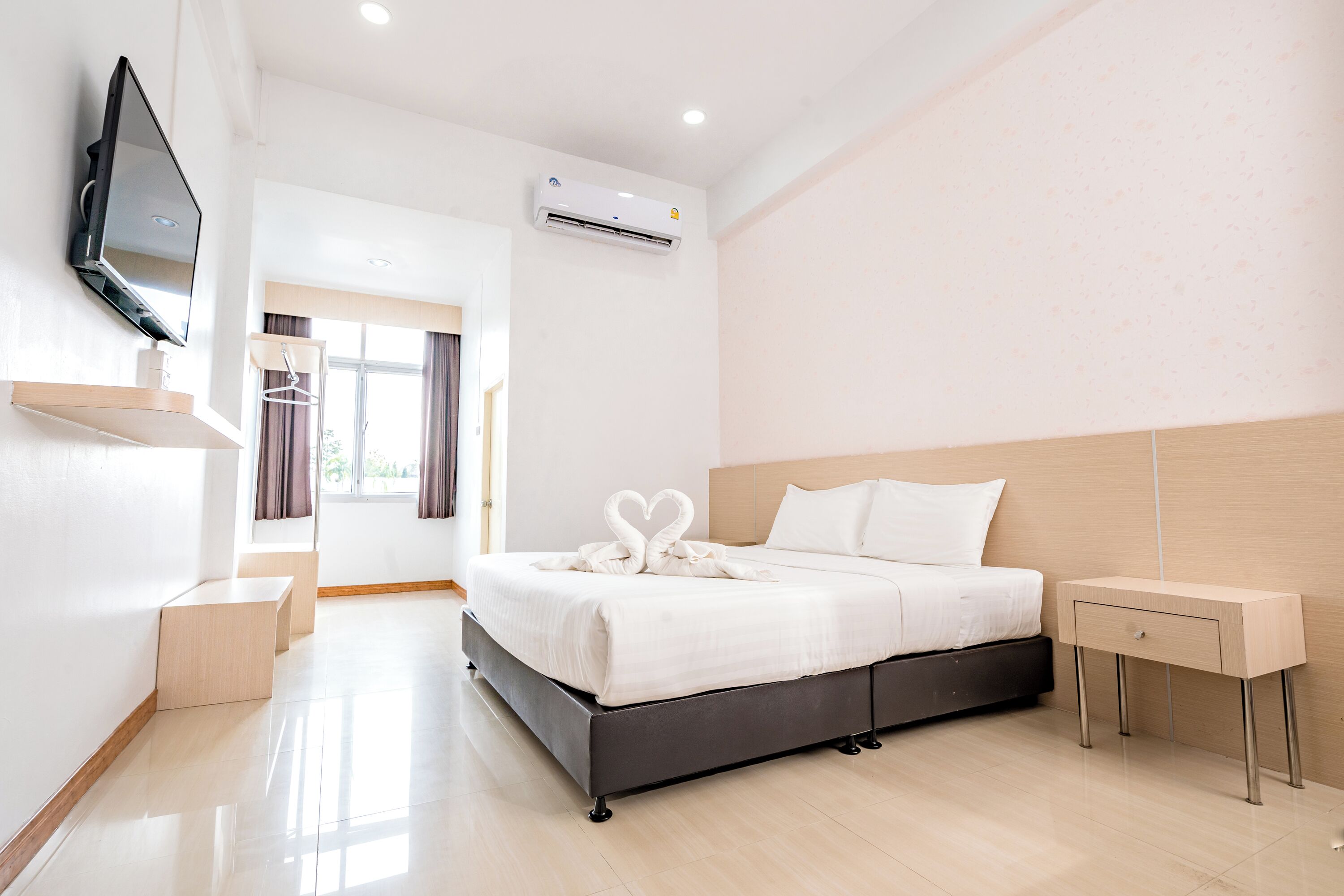 Escritorio, cortinas blackout y tabla de planchar con plancha 