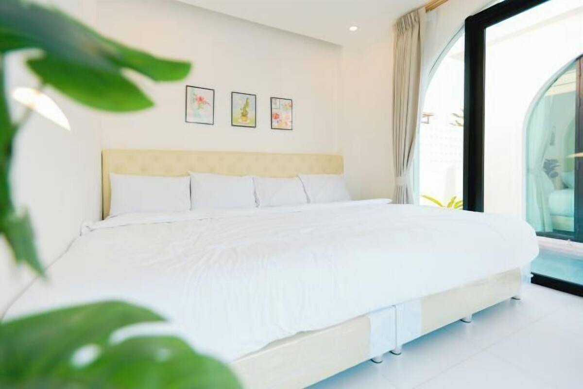 3 bedrooms, desk, free WiFi, bed sheets